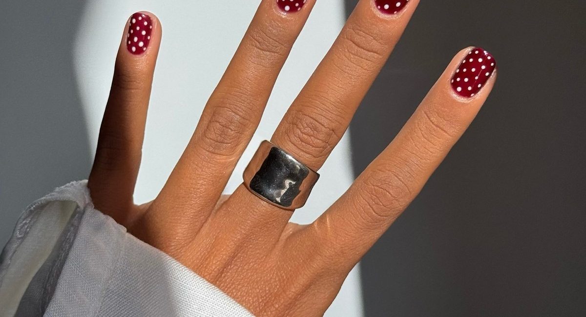 Модний зимовий манікюр у стилі Polka Dots 2025: ідеї та новинки сезону