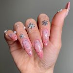 8 стильних дизайнів двоколірного манікюру на зиму 2026