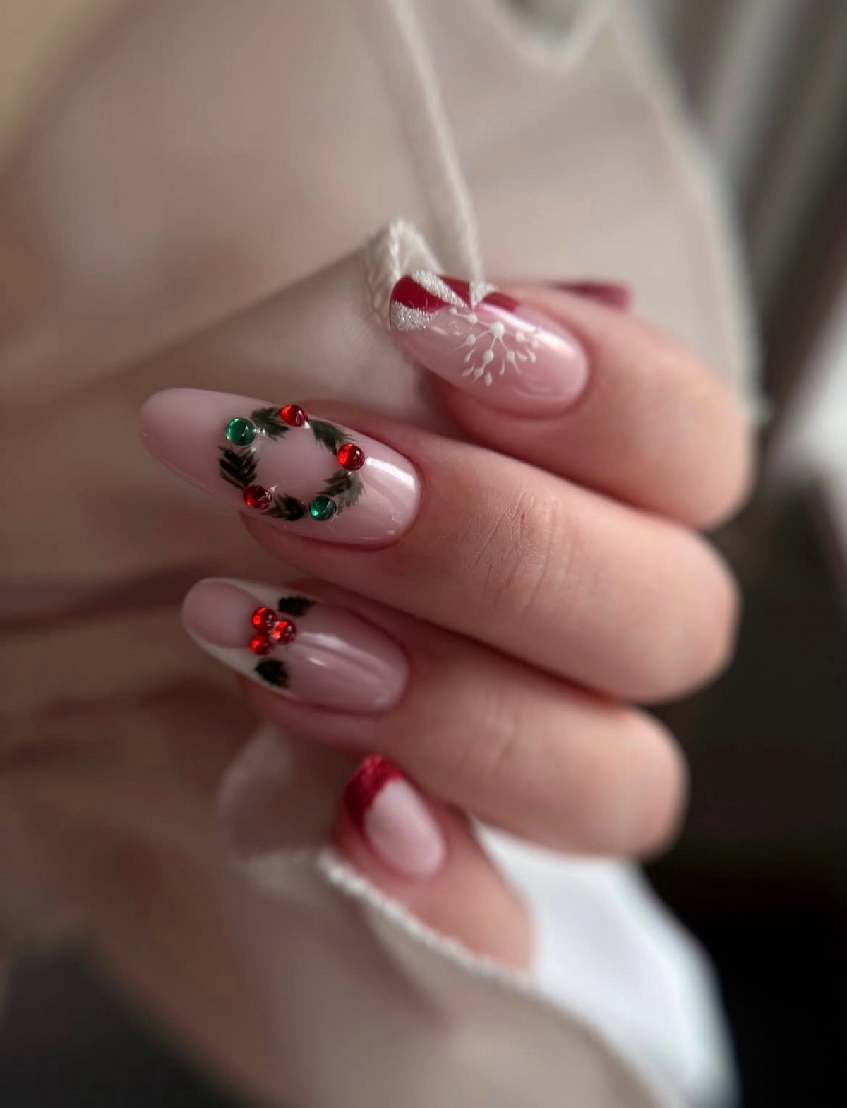 Зимовий манікюр 2026: довгі нігті в головних трендах