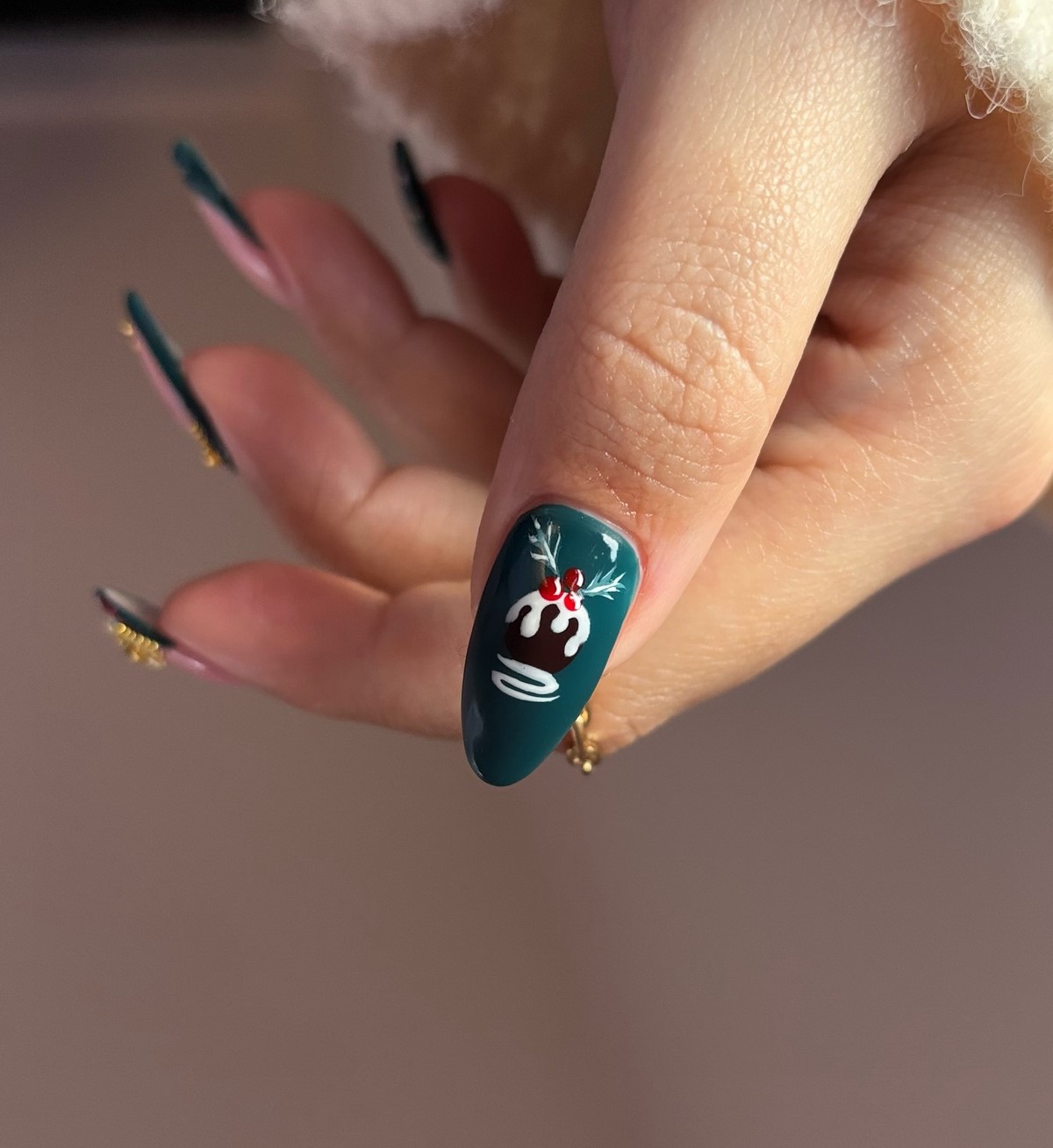 Зимовий манікюр 2026: довгі нігті в головних трендах