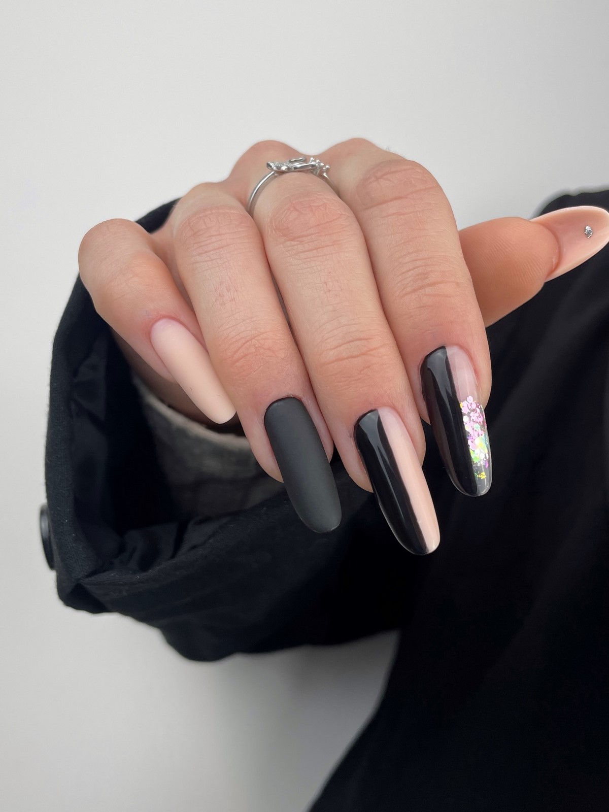 Зимовий манікюр 2026: довгі нігті в головних трендах