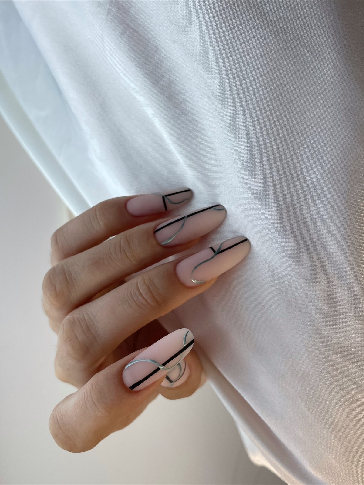 Зимовий манікюр 2026: довгі нігті в головних трендах