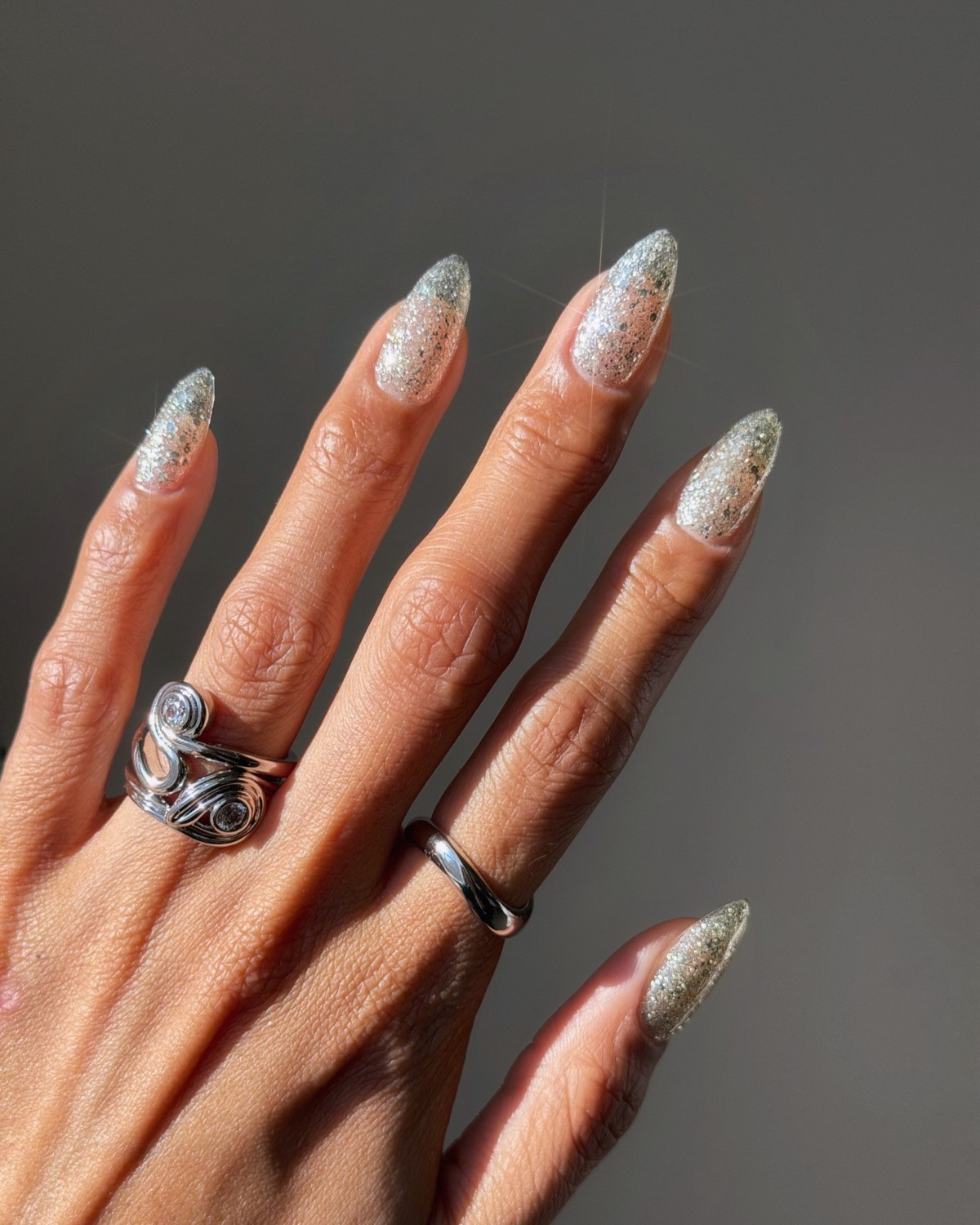 Зимовий манікюр 2026: довгі нігті в головних трендах