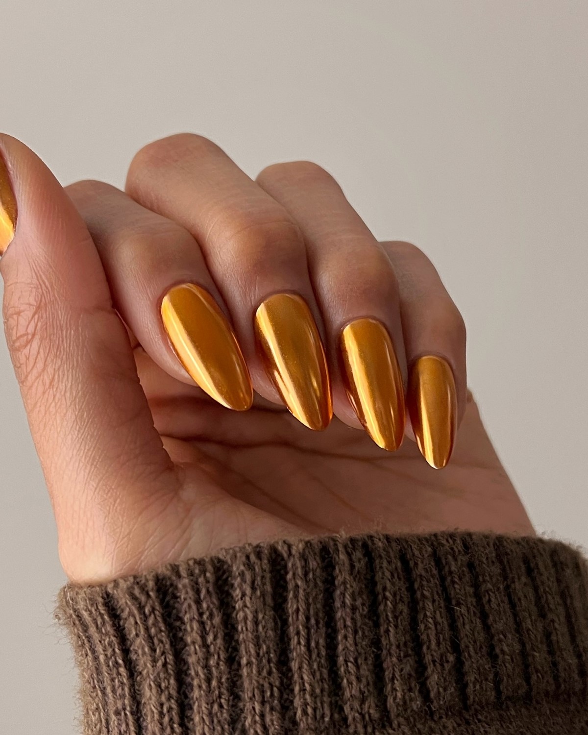 Зимовий манікюр 2026: довгі нігті в головних трендах