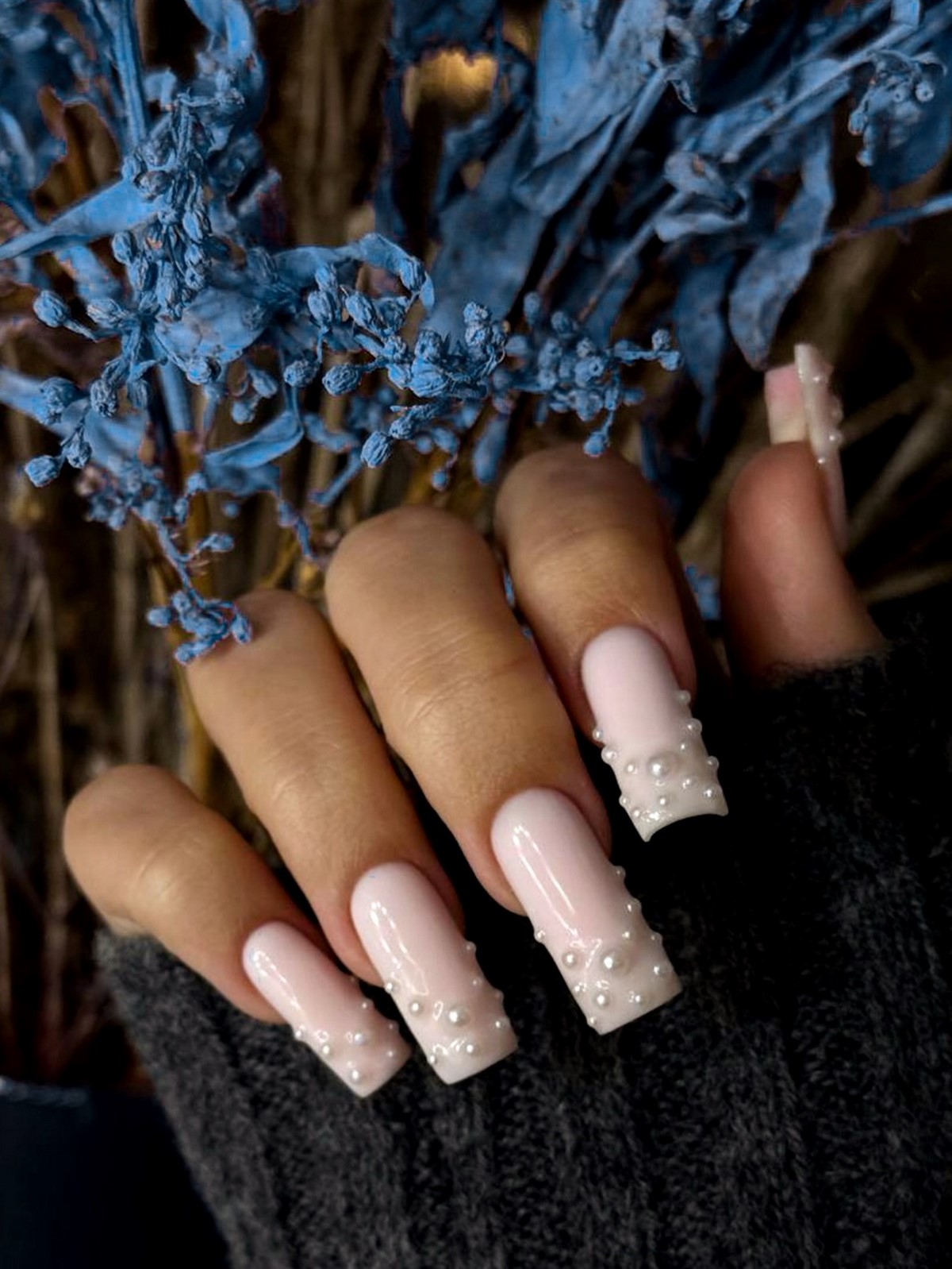 Зимовий манікюр 2026: довгі нігті в головних трендах