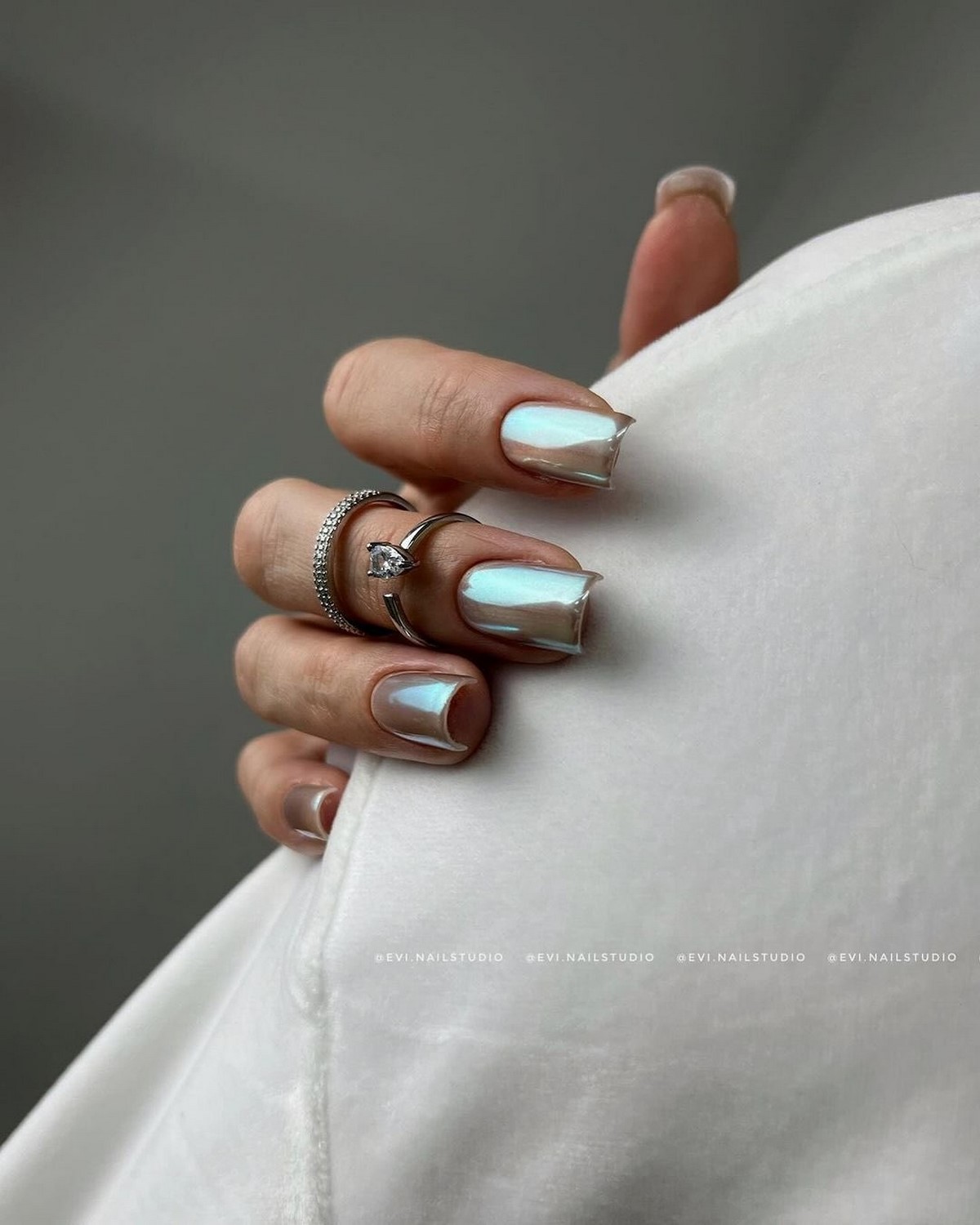 Зимовий манікюр 2026: довгі нігті в головних трендах