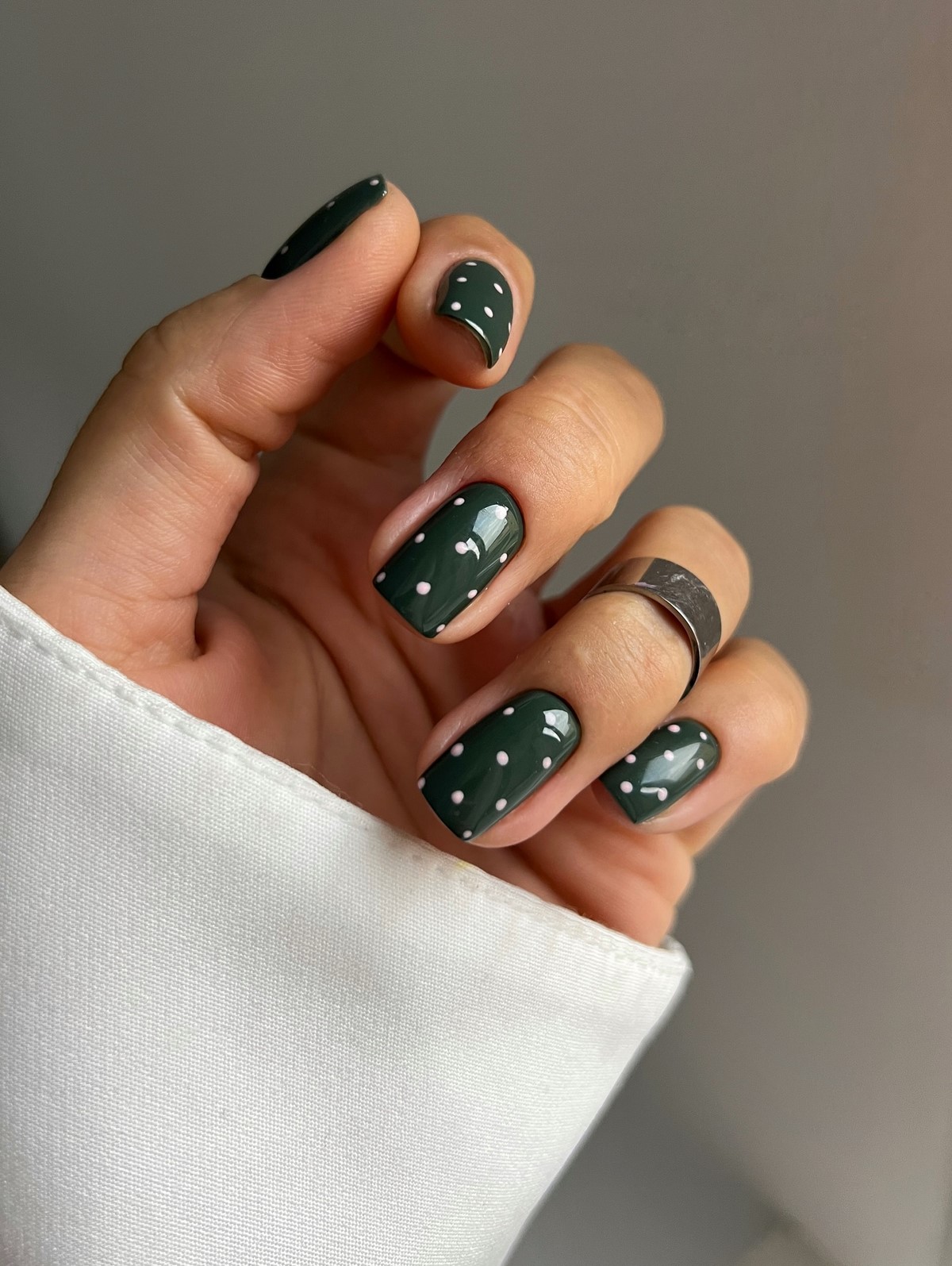 Темний манікюр взимку 2026 року: найефектніші кольори сезону