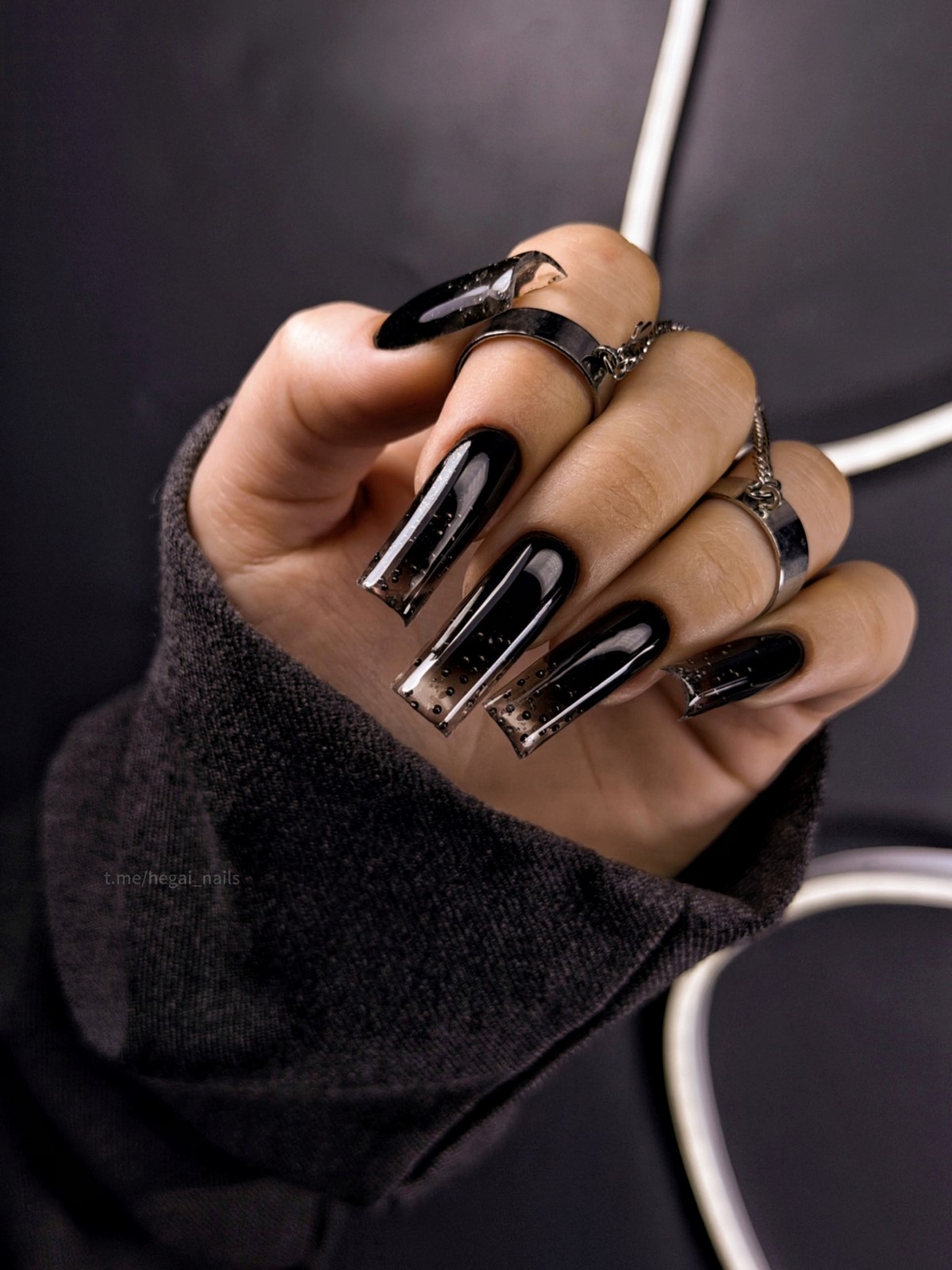 Темний манікюр взимку 2026 року: найефектніші кольори сезону