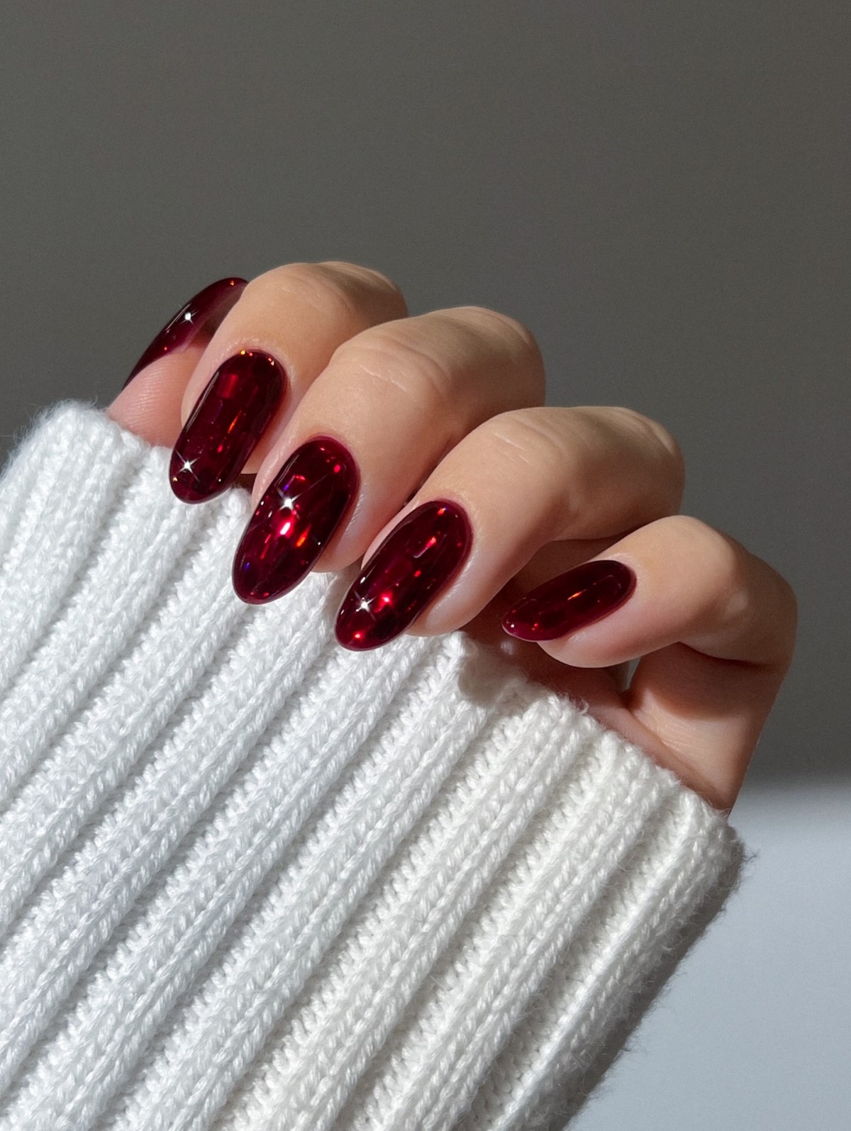 Темний манікюр взимку 2026 року: найефектніші кольори сезону