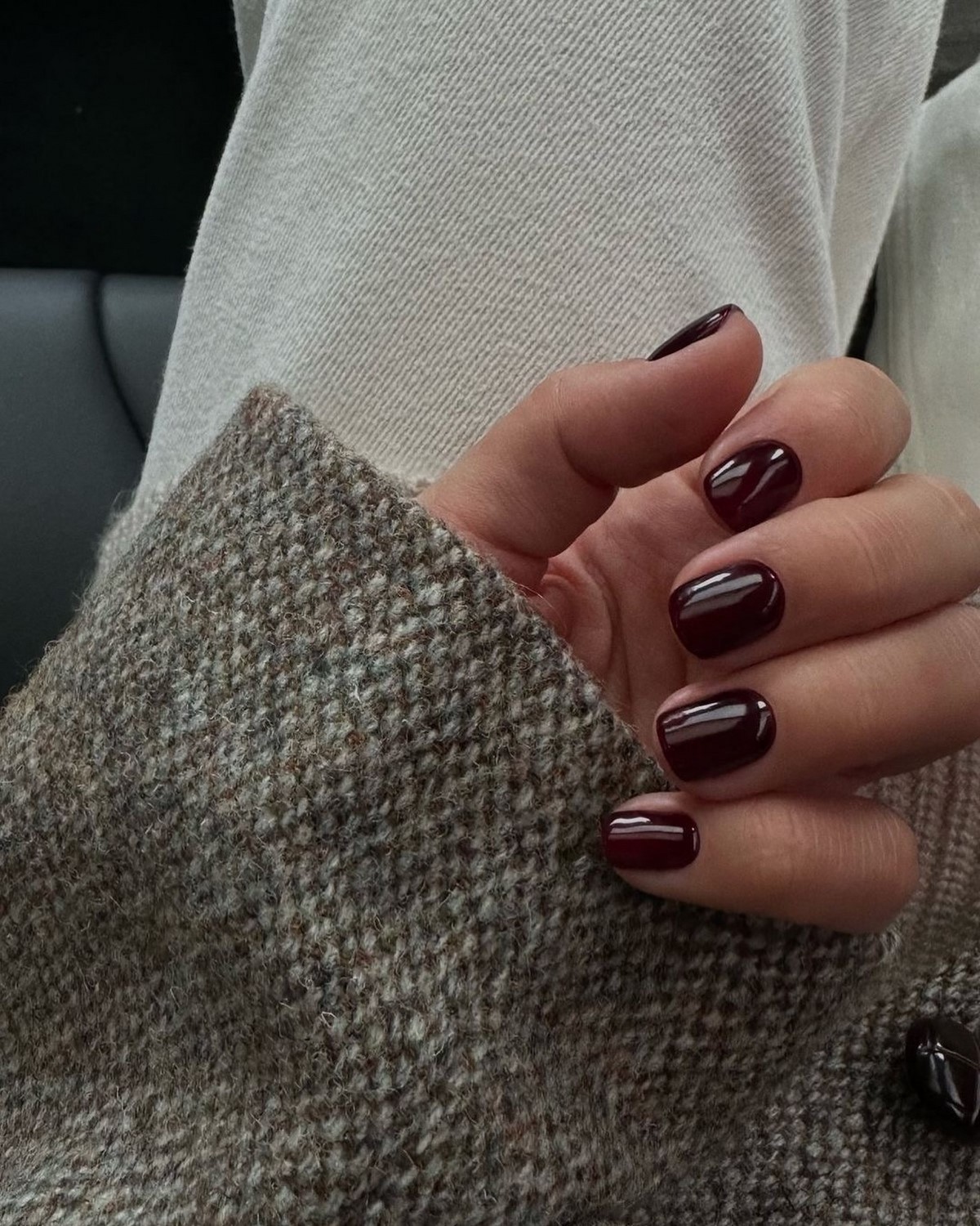 Темний манікюр взимку 2026 року: найефектніші кольори сезону