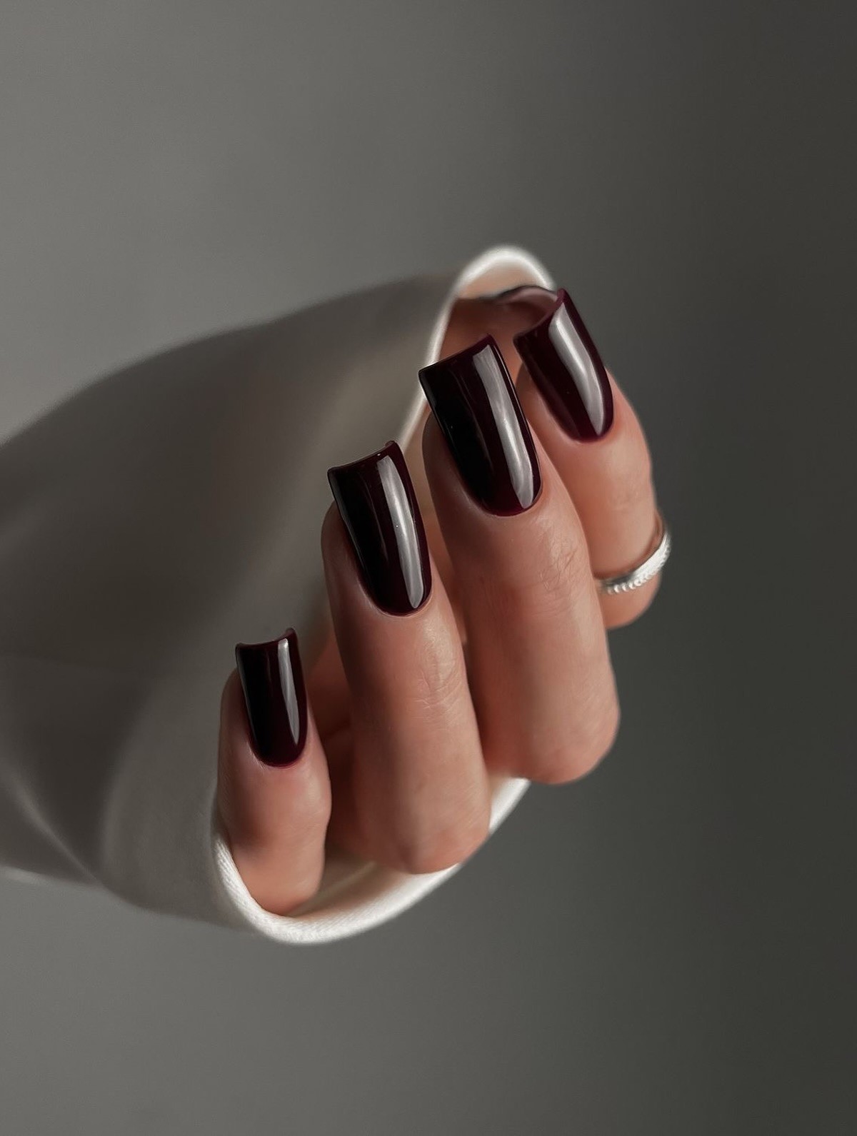 Темний манікюр взимку 2026 року: найефектніші кольори сезону