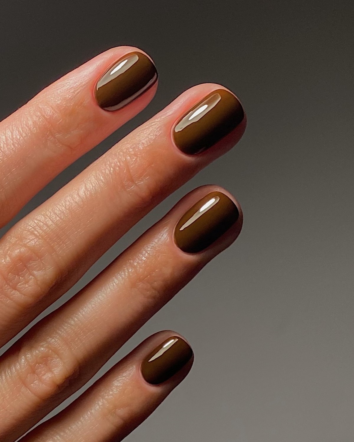 Темний манікюр взимку 2026 року: найефектніші кольори сезону