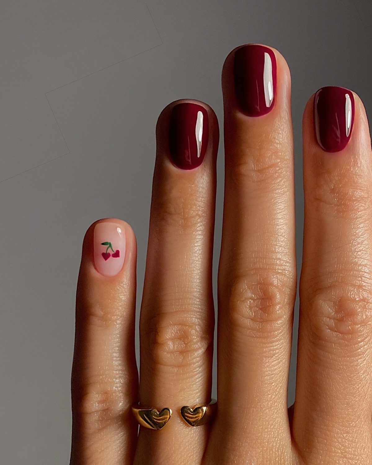 Темний манікюр взимку 2026 року: найефектніші кольори сезону