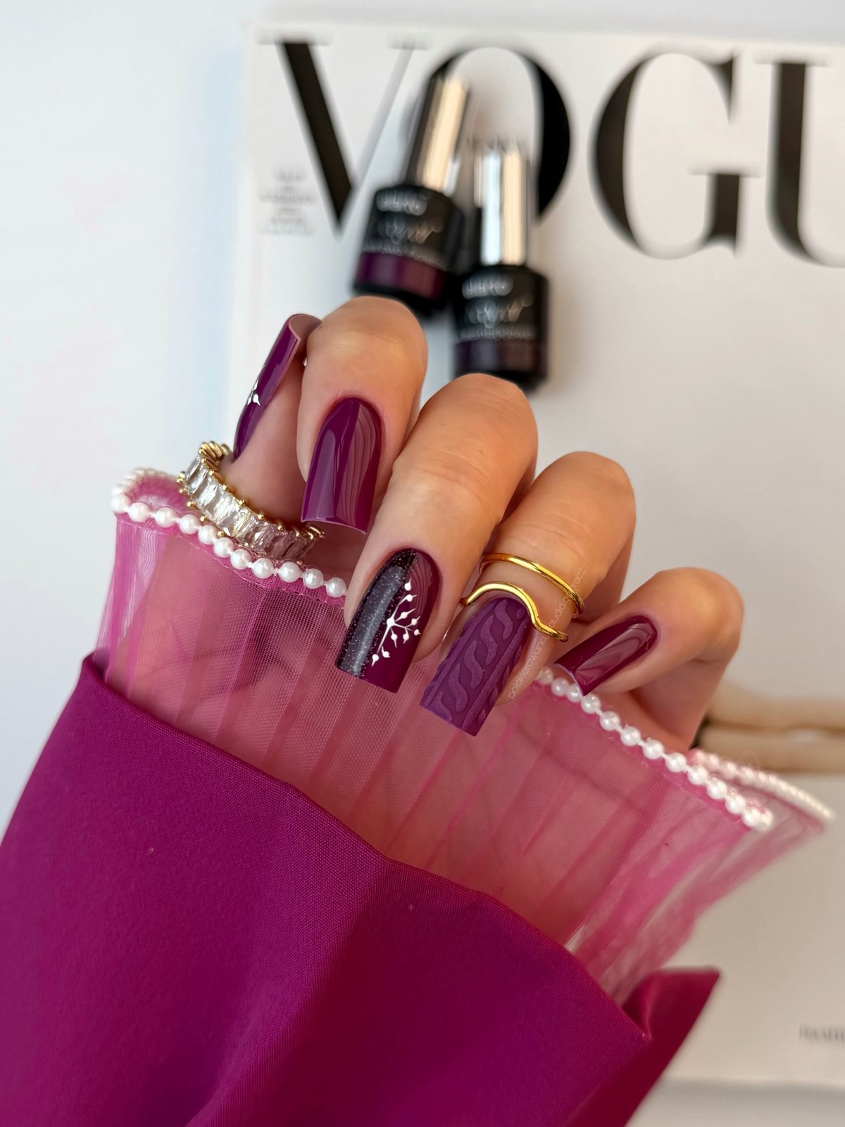 Темний манікюр взимку 2026 року: найефектніші кольори сезону