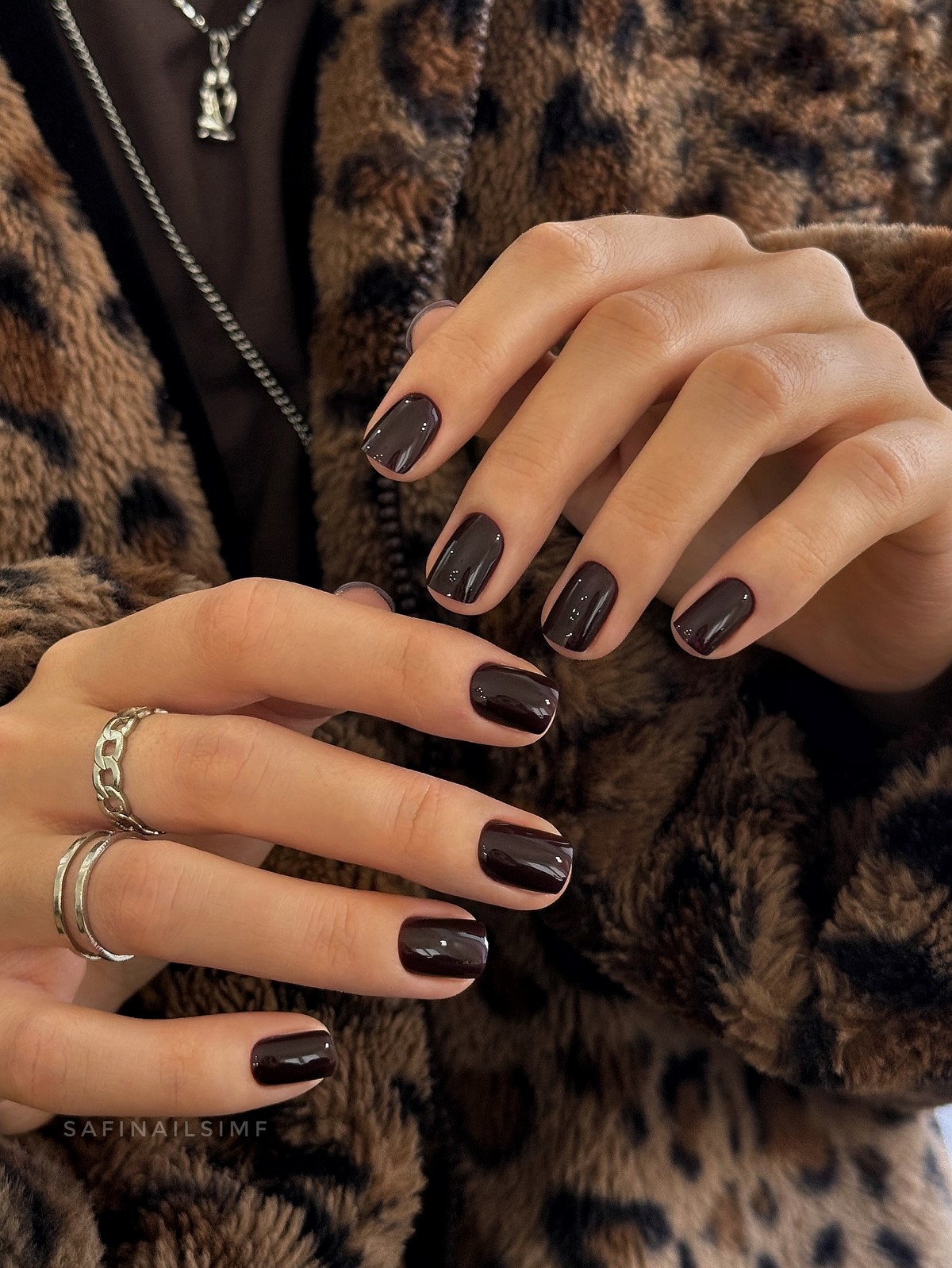 Темний манікюр взимку 2026 року: найефектніші кольори сезону