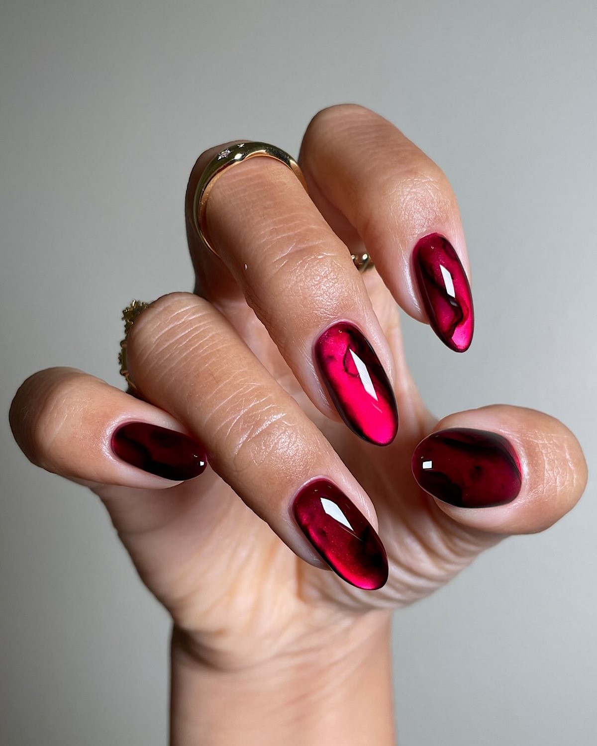 Темний манікюр взимку 2026 року: найефектніші кольори сезону