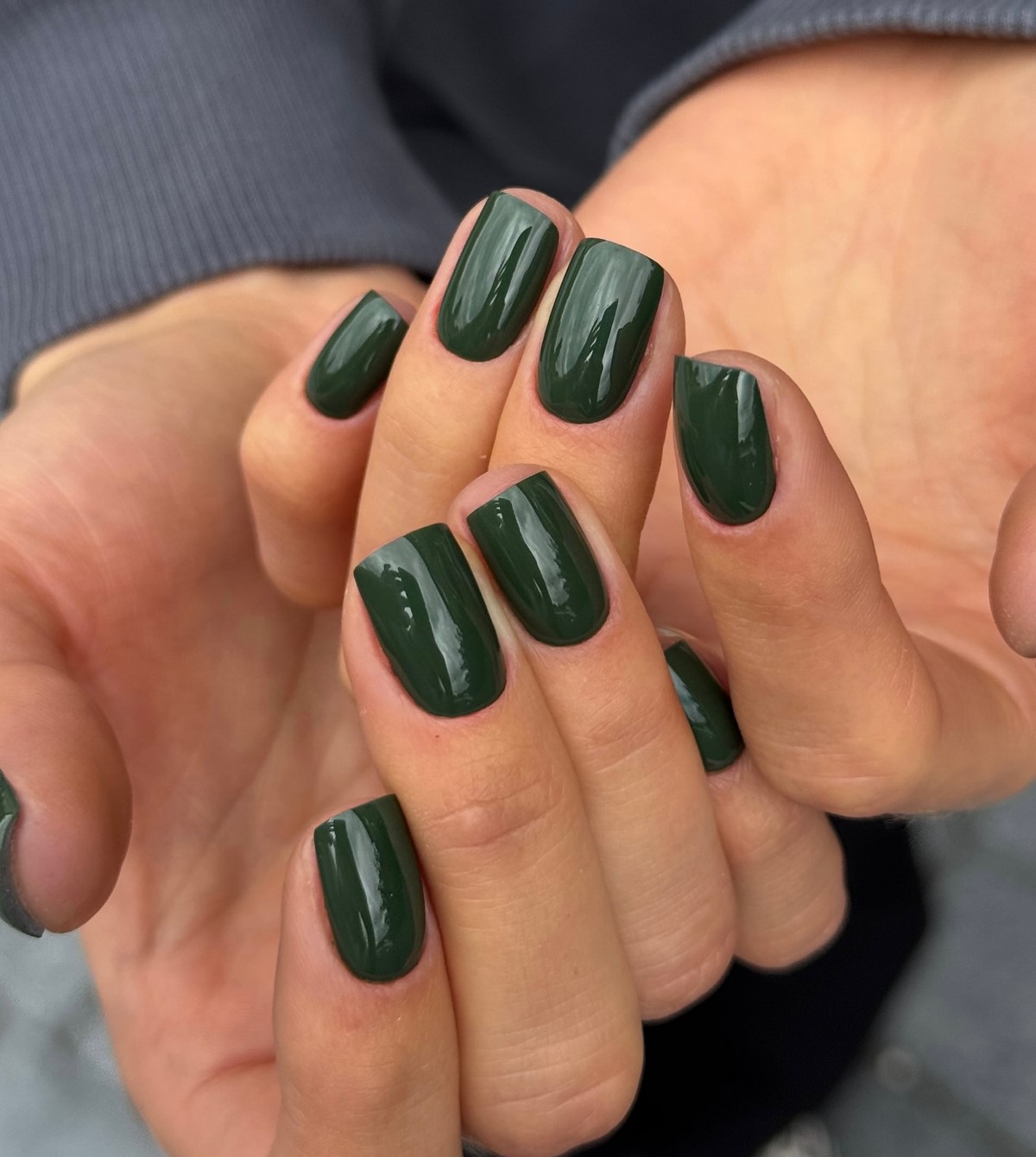 Темний манікюр взимку 2026 року: найефектніші кольори сезону