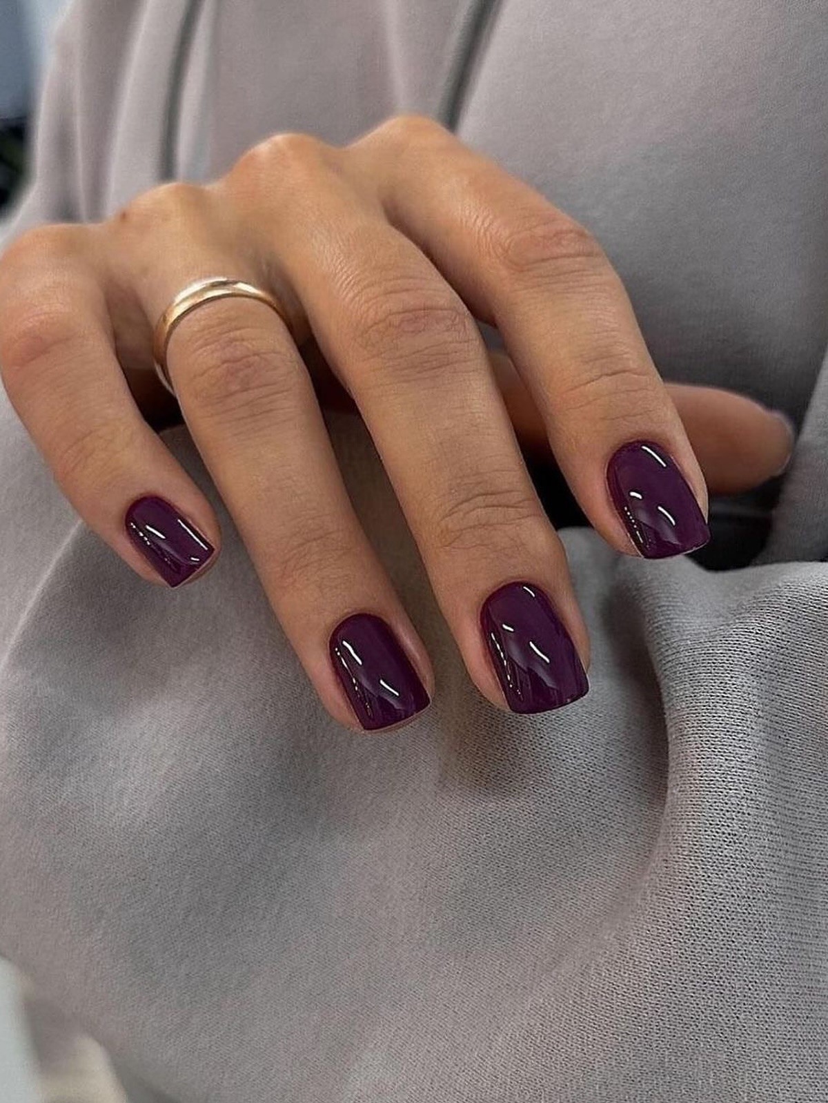 Темний манікюр взимку 2026 року: найефектніші кольори сезону