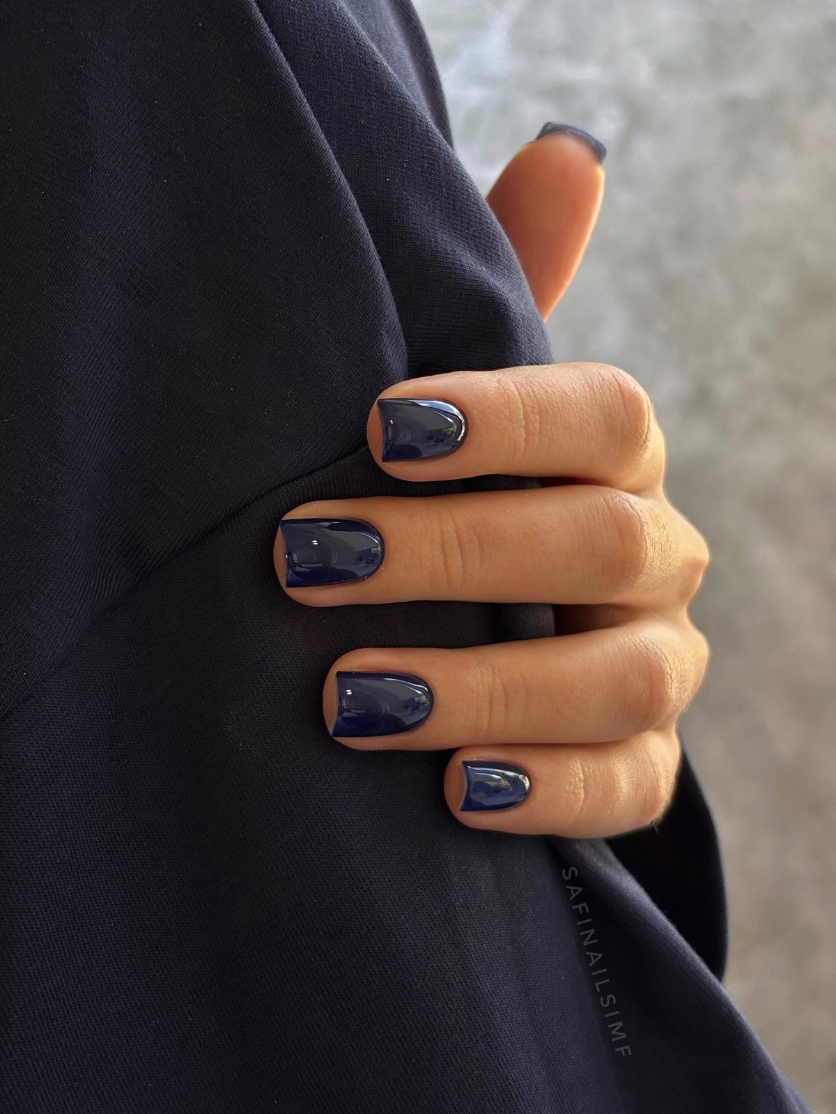 Темний манікюр взимку 2026 року: найефектніші кольори сезону