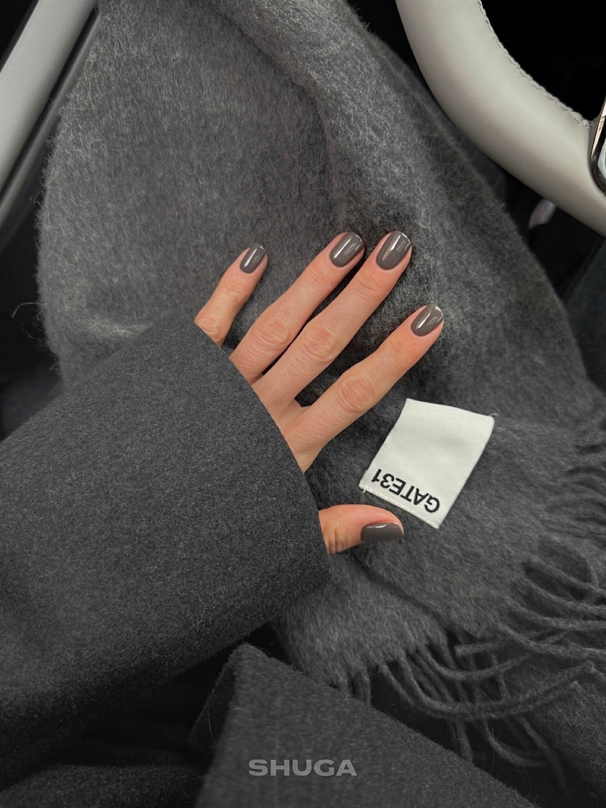 Темний манікюр взимку 2026 року: найефектніші кольори сезону