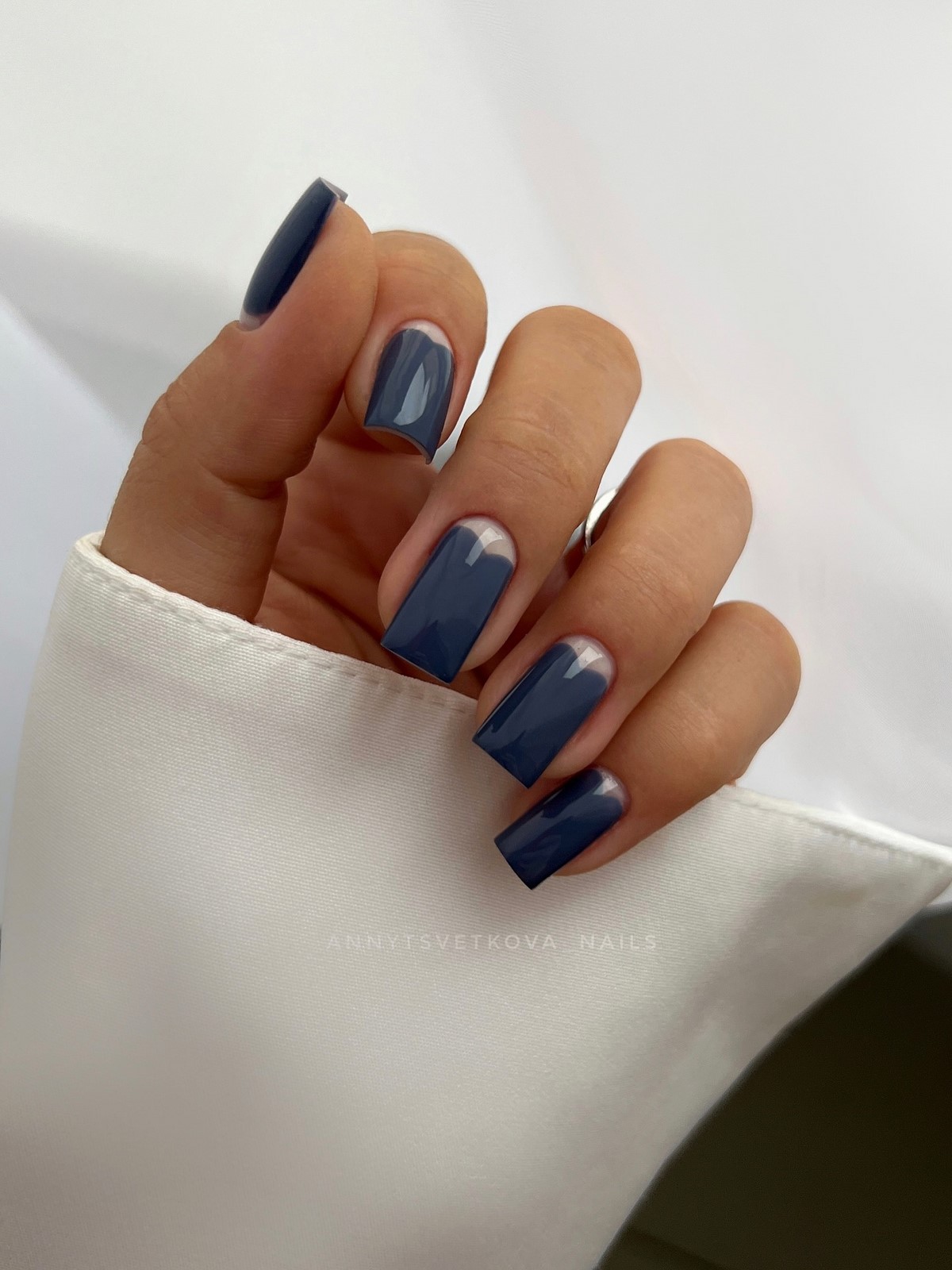 Темний манікюр взимку 2026 року: найефектніші кольори сезону