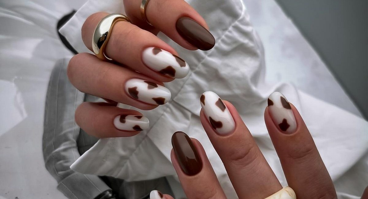 8 стильних дизайнів двоколірного манікюру на зиму 2026