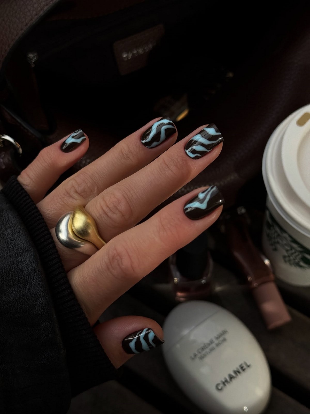 8 стильних дизайнів двоколірного манікюру на зиму 2026