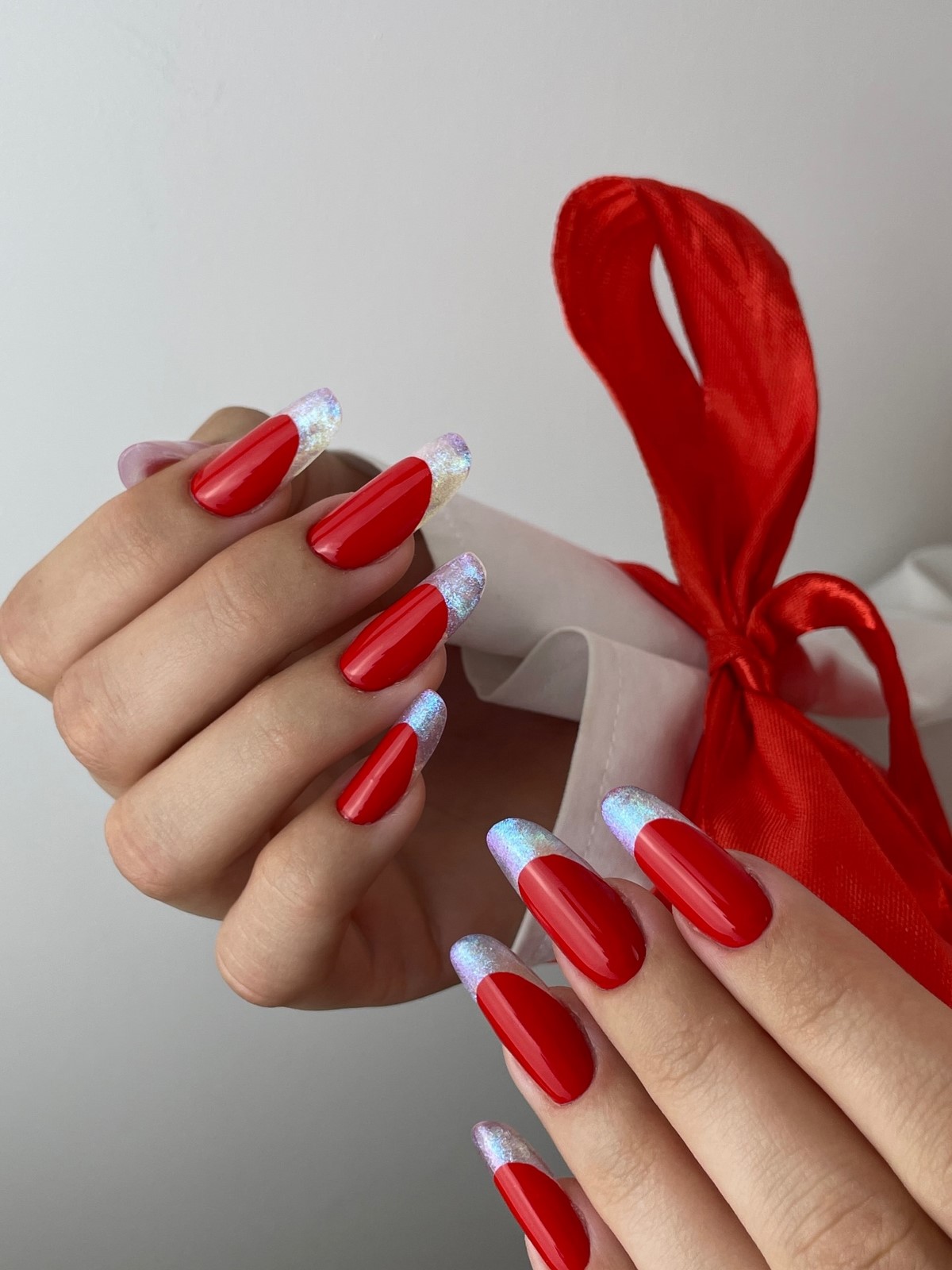 8 стильних дизайнів двоколірного манікюру на зиму 2026