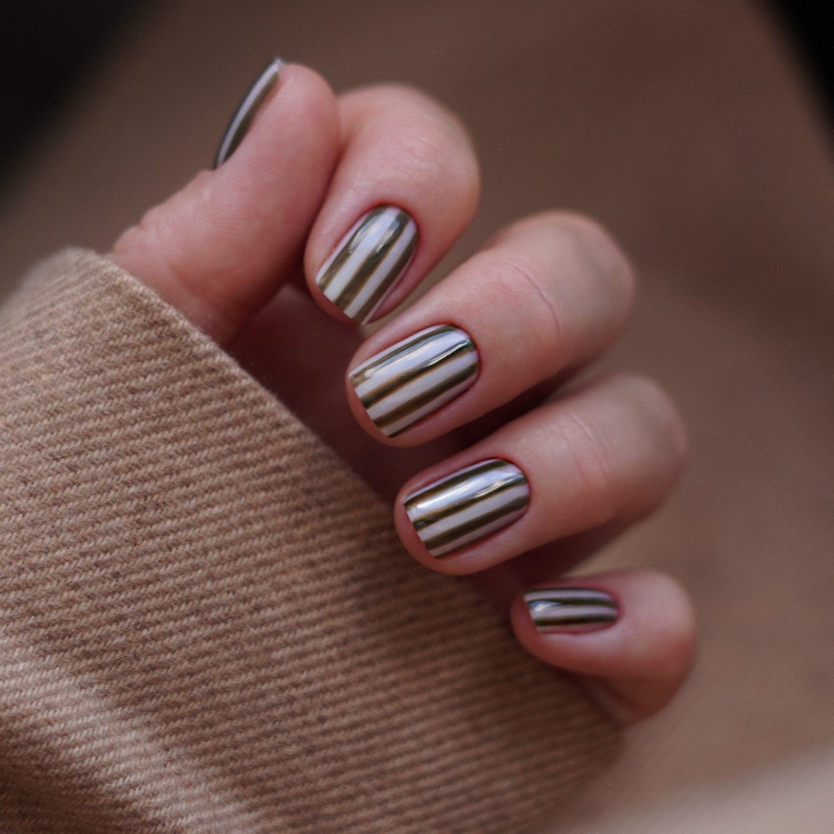 8 стильних дизайнів двоколірного манікюру на зиму 2026