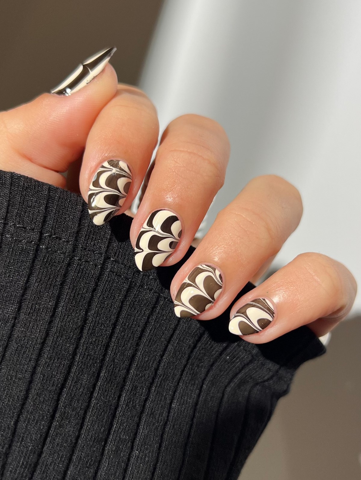 8 стильних дизайнів двоколірного манікюру на зиму 2026