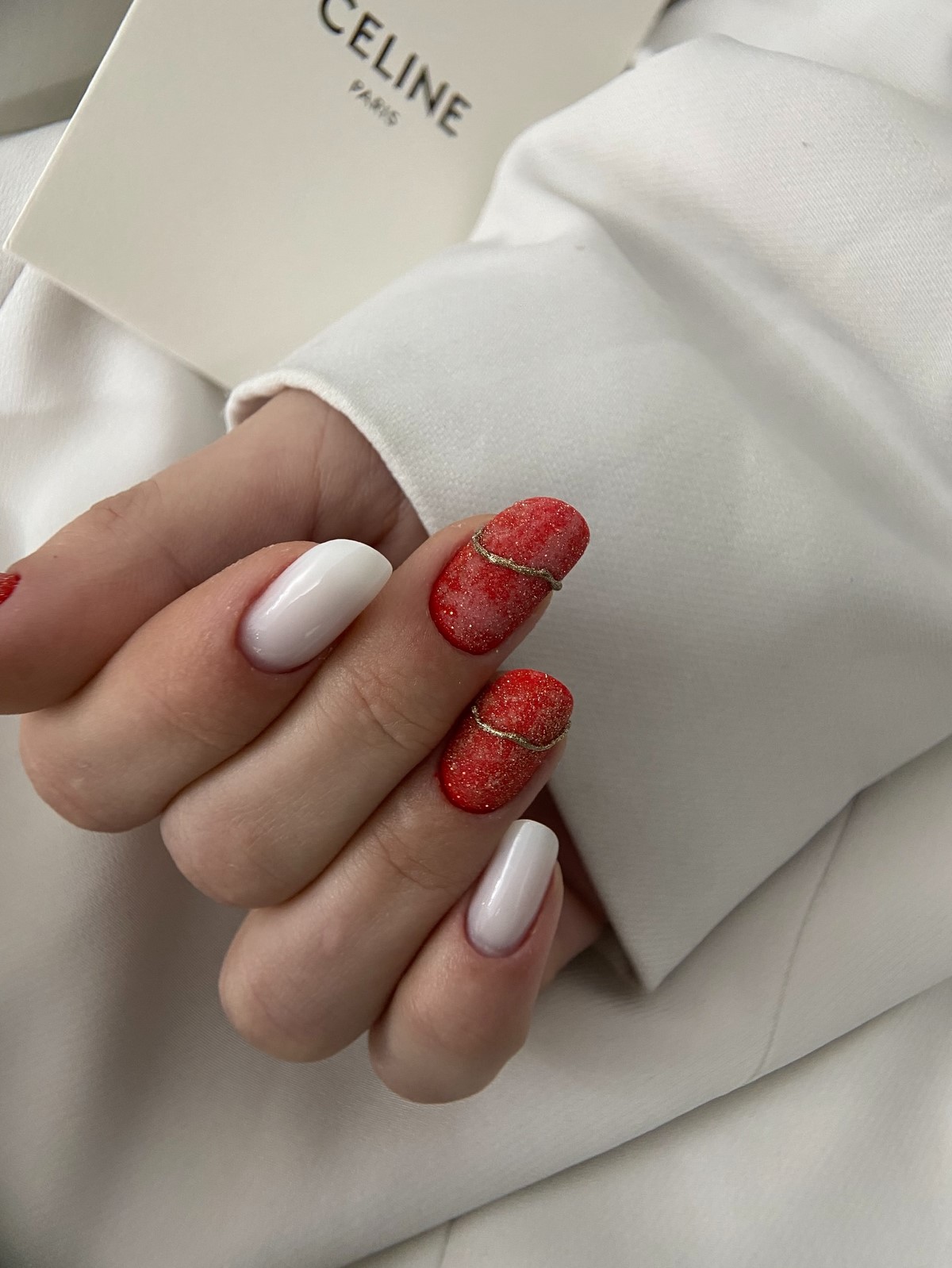 8 стильних дизайнів двоколірного манікюру на зиму 2026