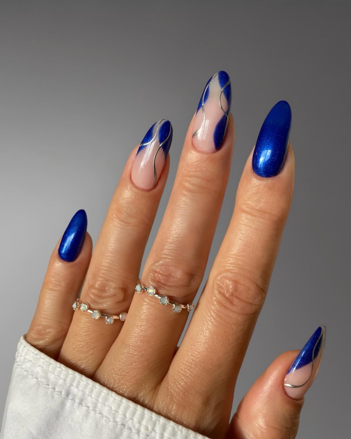 8 стильних дизайнів двоколірного манікюру на зиму 2026