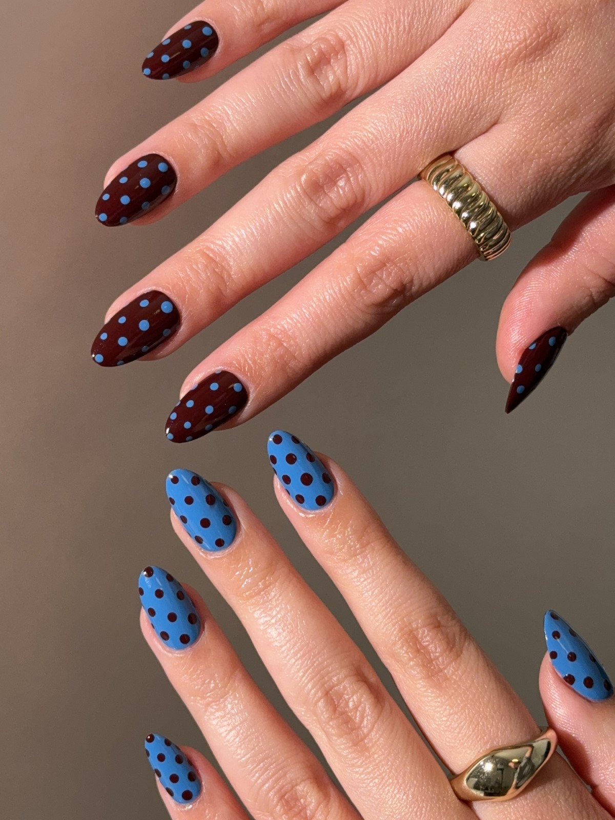 8 стильних дизайнів двоколірного манікюру на зиму 2026