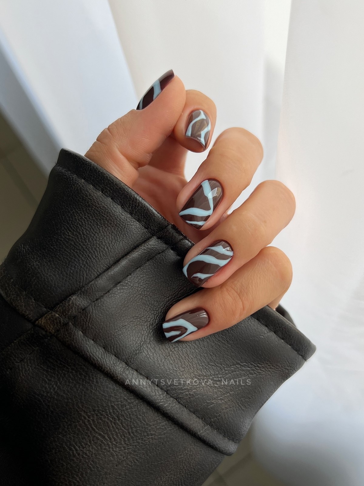 8 стильних дизайнів двоколірного манікюру на зиму 2026