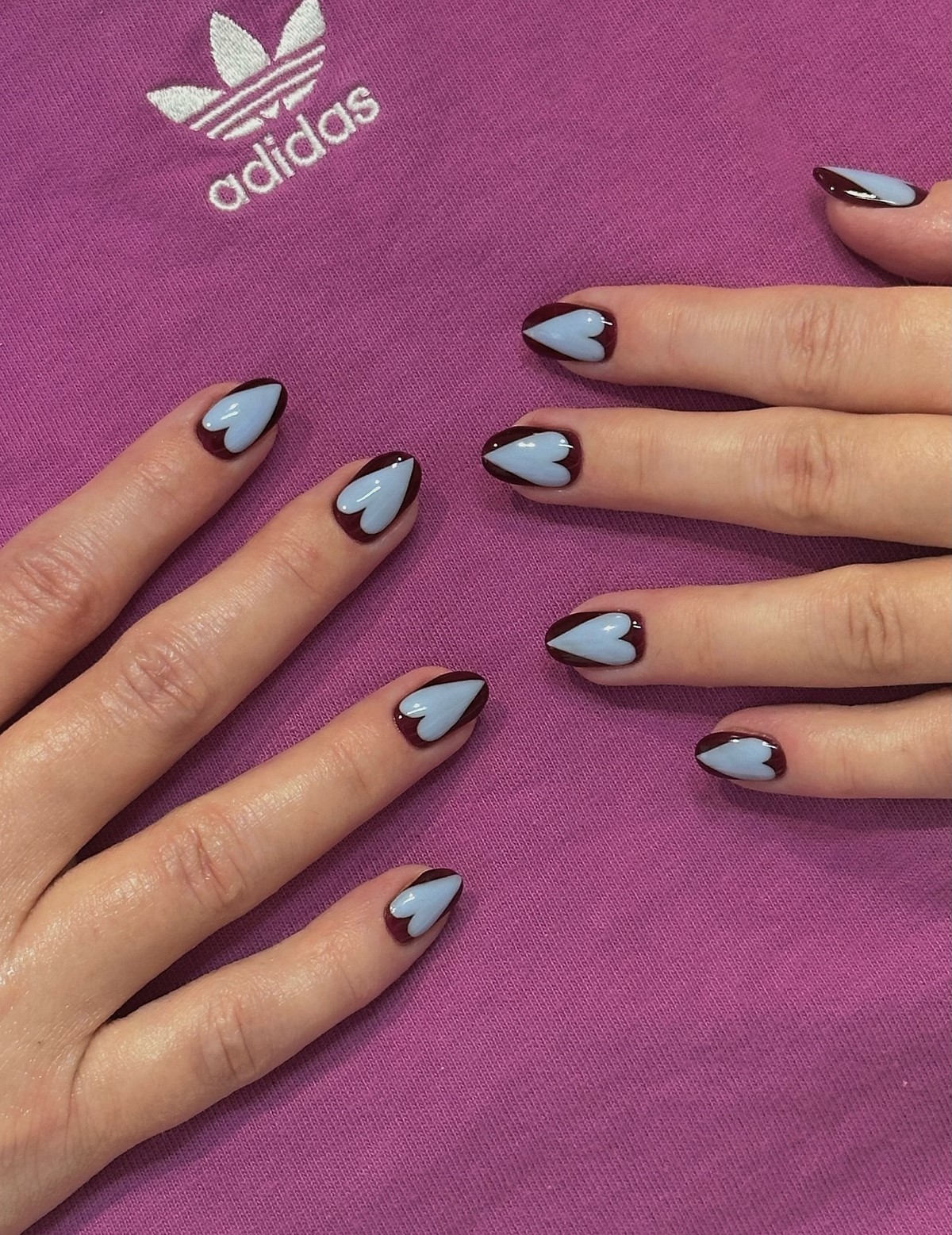 8 стильних дизайнів двоколірного манікюру на зиму 2026