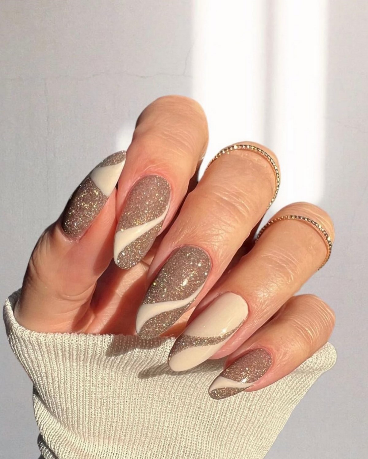 8 стильних дизайнів двоколірного манікюру на зиму 2026