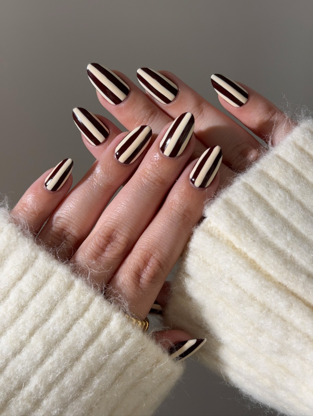 8 стильних дизайнів двоколірного манікюру на зиму 2026