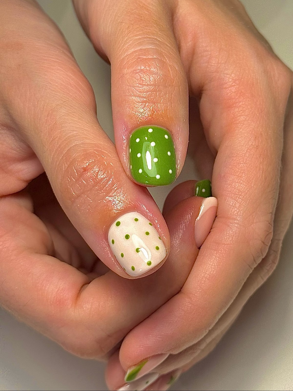 8 стильних дизайнів двоколірного манікюру на зиму 2026