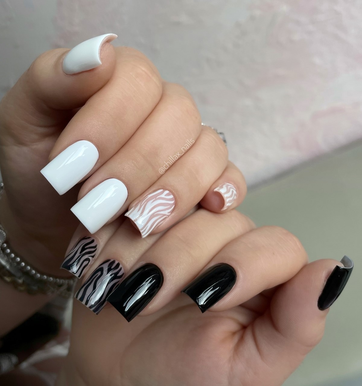 8 стильних дизайнів двоколірного манікюру на зиму 2026