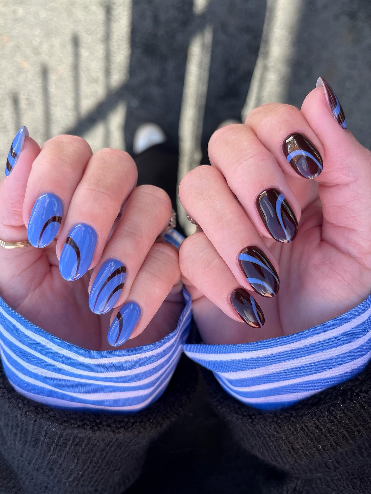 8 стильних дизайнів двоколірного манікюру на зиму 2026