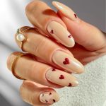 Темний манікюр лютого 2026 як головний акцент зими