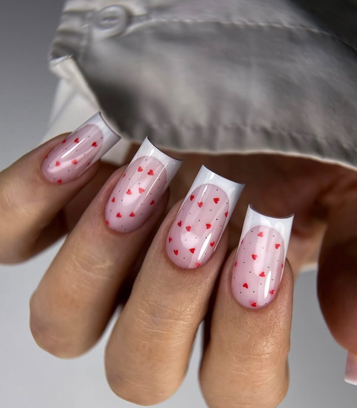 Манікюр із сердечками в лютому 2026 року як символ ніжності
