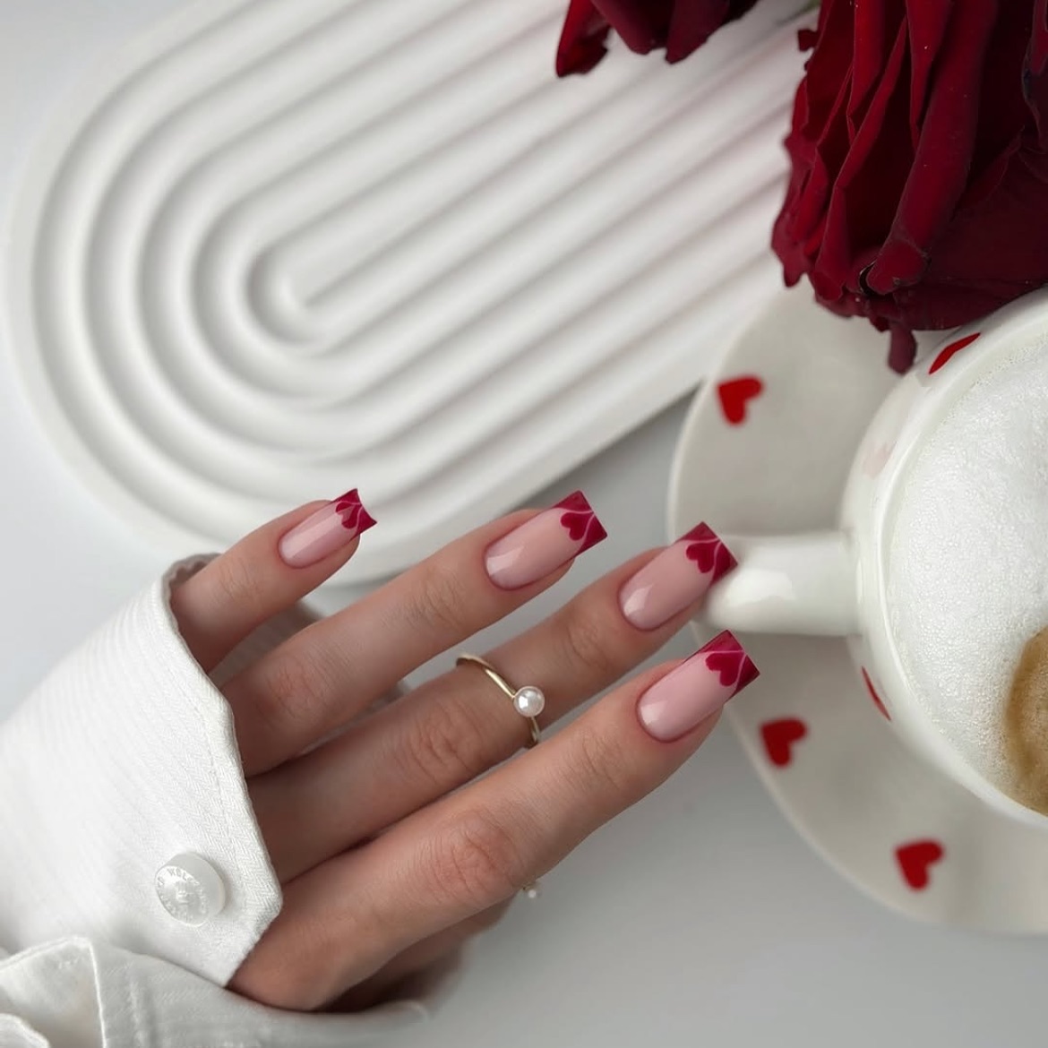 Манікюр із сердечками в лютому 2026 року як символ ніжності