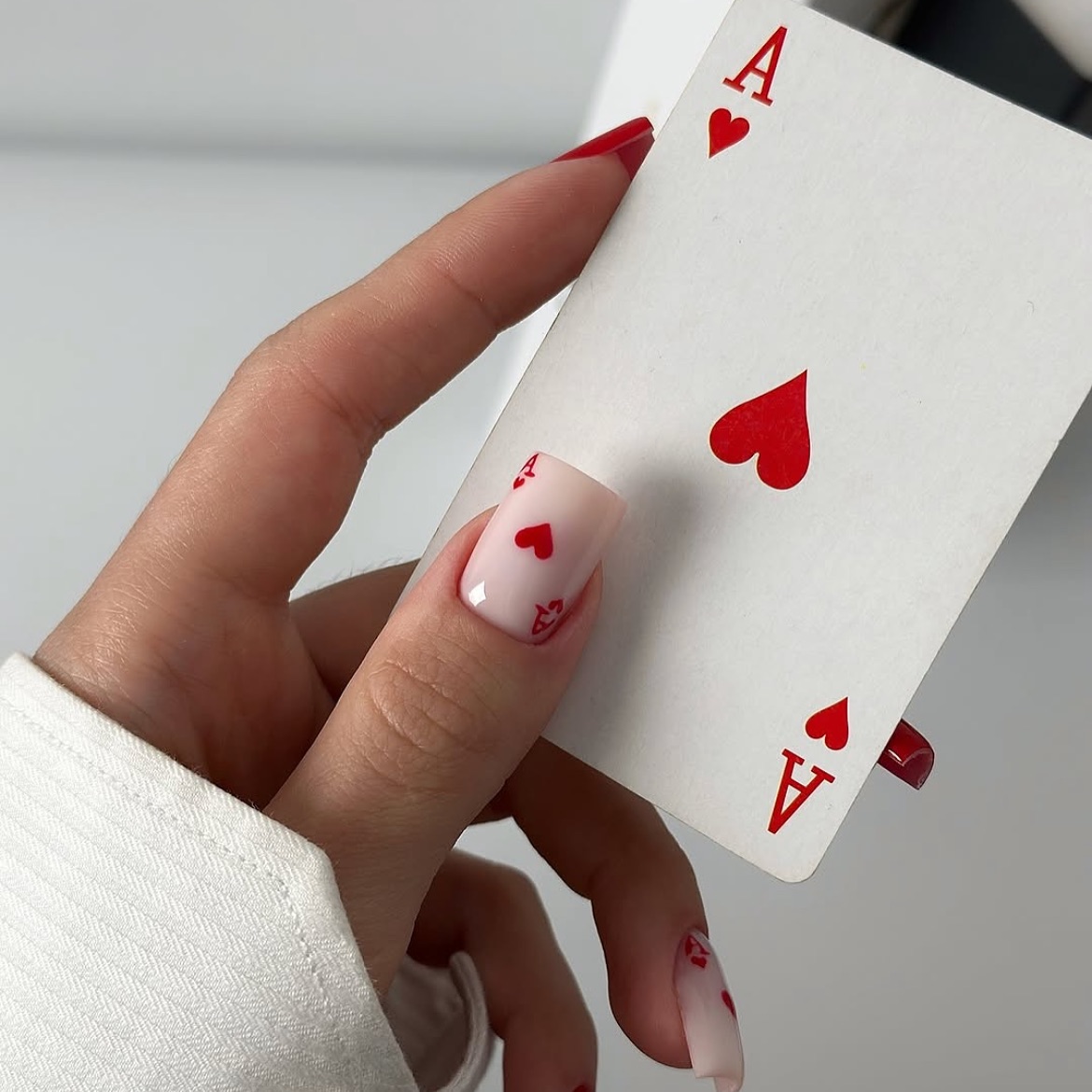 Манікюр із сердечками в лютому 2026 року як символ ніжності