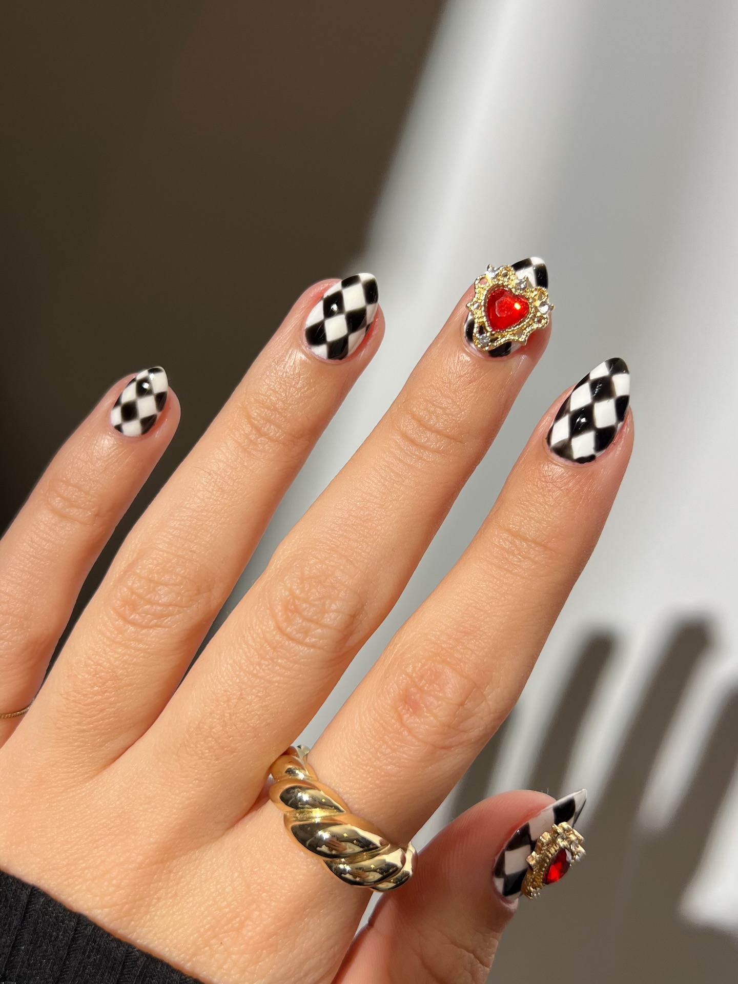 Манікюр із сердечками в лютому 2026 року як символ ніжності