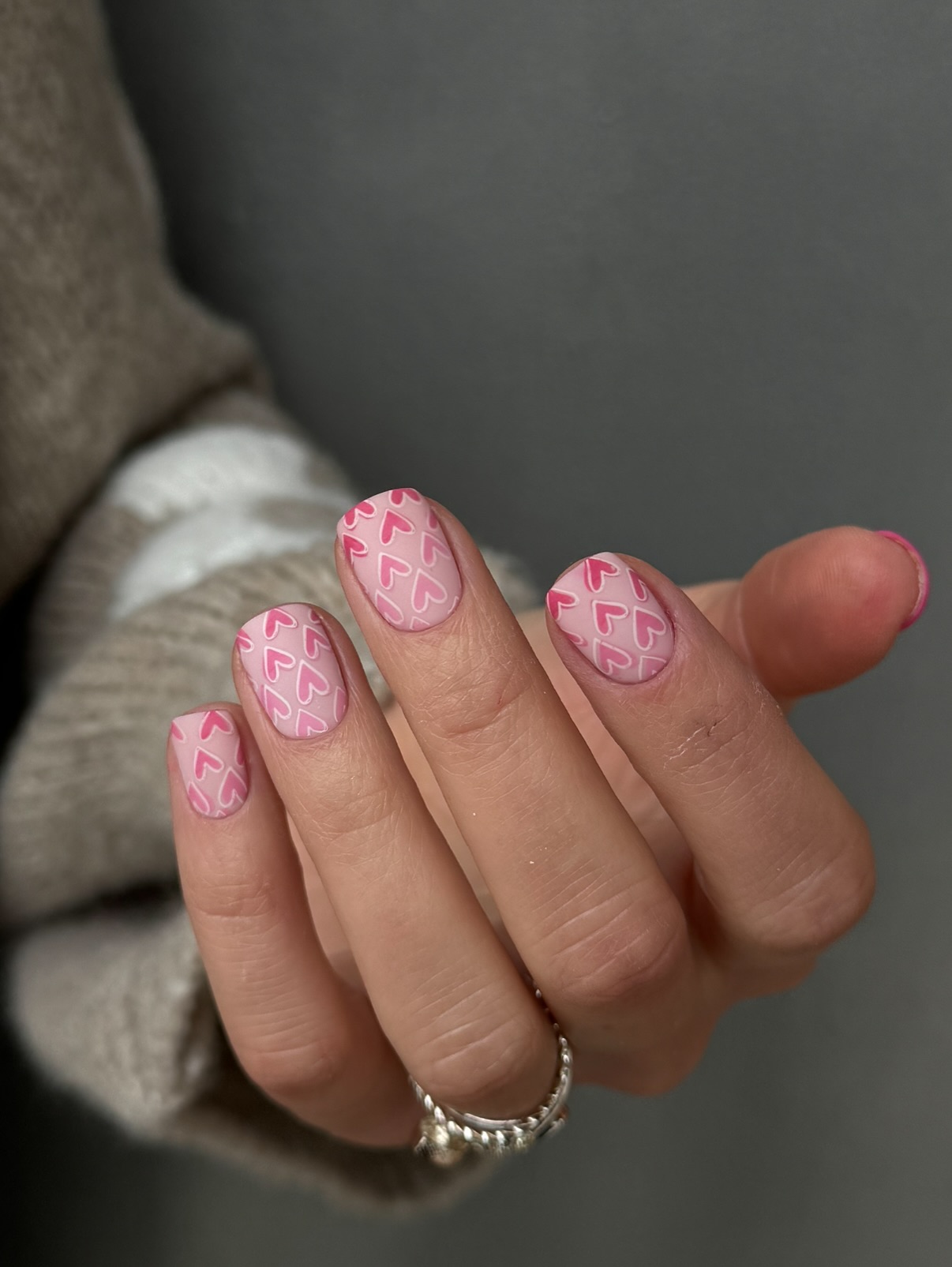 Манікюр із сердечками в лютому 2026 року як символ ніжності