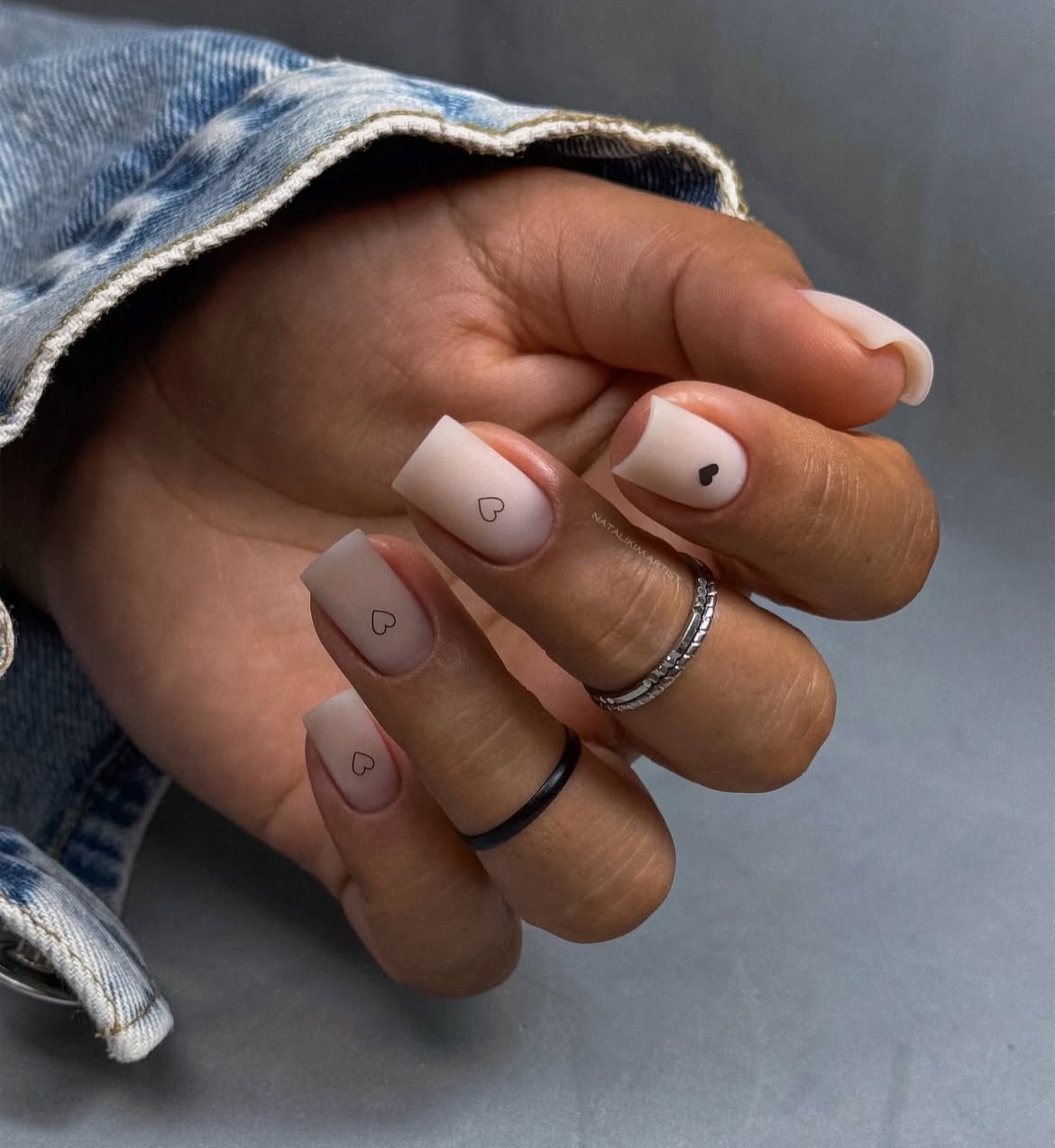 Манікюр із сердечками в лютому 2026 року як символ ніжності