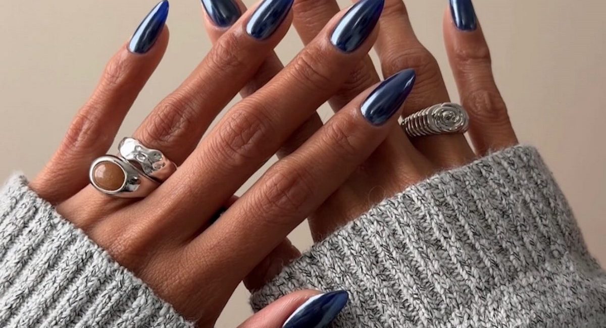 Перлинний синій манікюр на довгі мигдальні нігті
