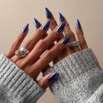 Перлинний синій манікюр на довгі мигдальні нігті