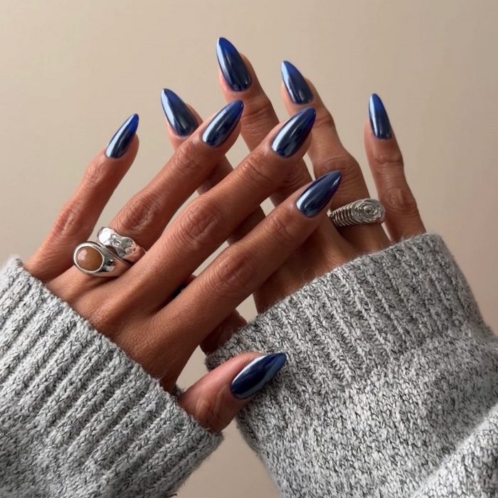 Перлинний синій манікюр на довгі мигдальні нігті